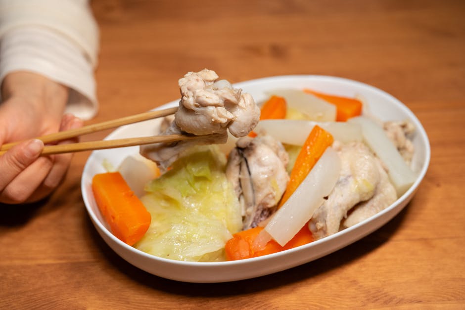 鶏肉、ニンジン、キャベツを使ったヘルシーなアジア料理を、居心地の良い雰囲気の中でお楽しみください。