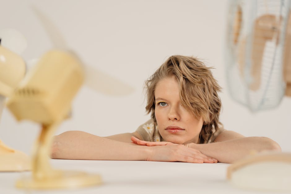 インドア, カジュアル, カジュアルなポーズの無料の写真素材