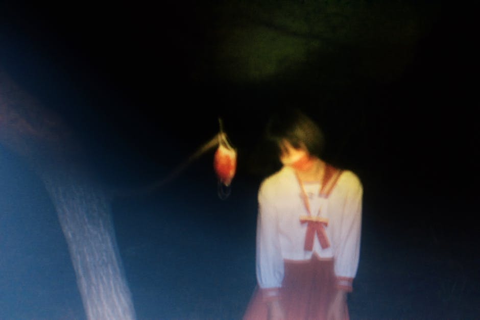 薄暗い光の中で人物をぼかした画像。神秘的で夢のような雰囲気を醸し出します。