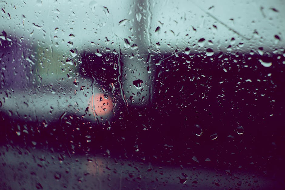ぼやけた背景の窓に落ちる雨粒がムーディーな雰囲気を醸し出します。