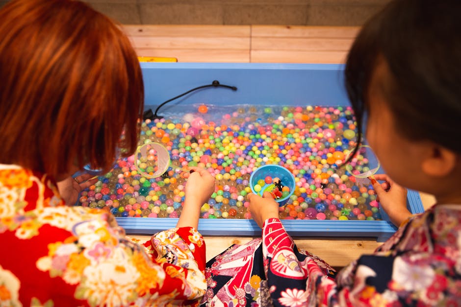 流域で金魚鉢のビーズを洗う認識できない女の子を収穫する