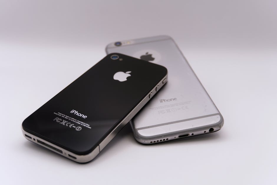 白い表面に 2 台のスマートフォンが展示され、最新のテクノロジーが紹介されています。
