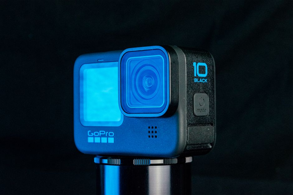 暗い背景に青いアクセントが付いたモダンな GoPro カメラ。洗練されたハイテクなデザインが際立っています。