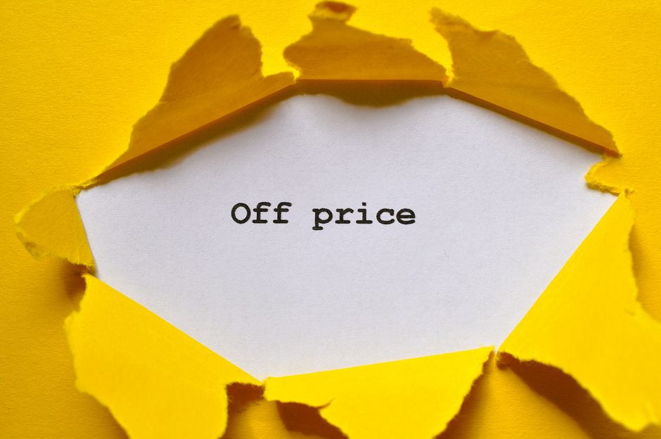 明るい黄色の紙に「Off Price」の文字が書かれており、セールやプロモーションに最適です。