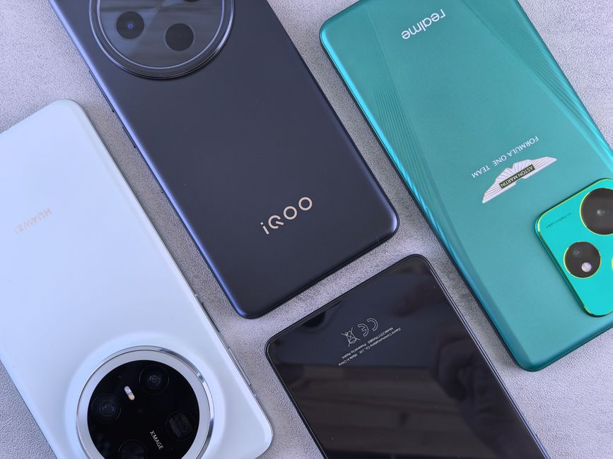さまざまなスマートフォン モデルをフラット レイ構成でスタイリッシュに配置し、多様なデザインを紹介します。