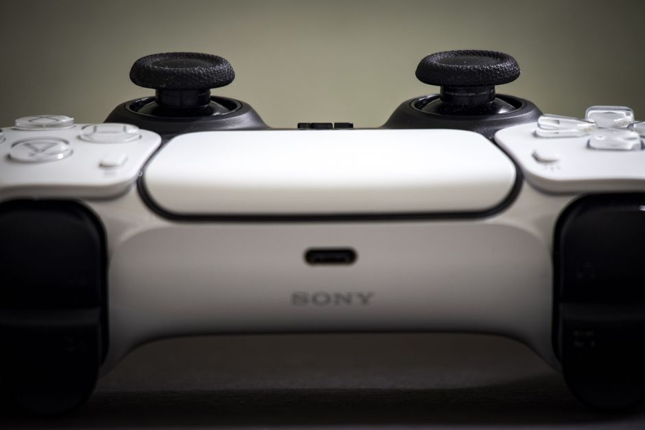 Sony PlayStation 5 DualSense コントローラーの詳細図。デザインと機能を強調表示しています。