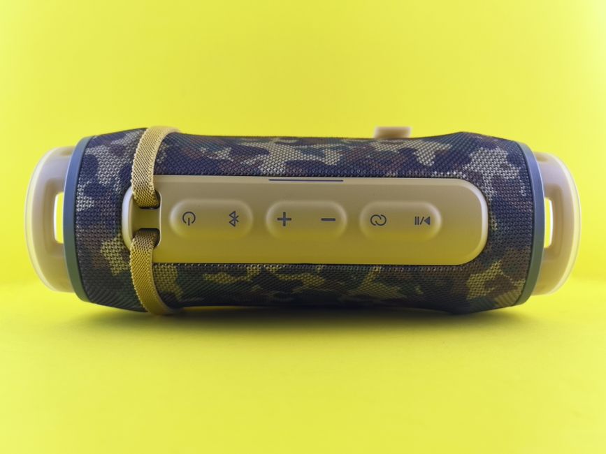 鮮やかな黄色の背景にカモフラージュ デザインが施されたスタイリッシュなポータブル Bluetooth スピーカー。