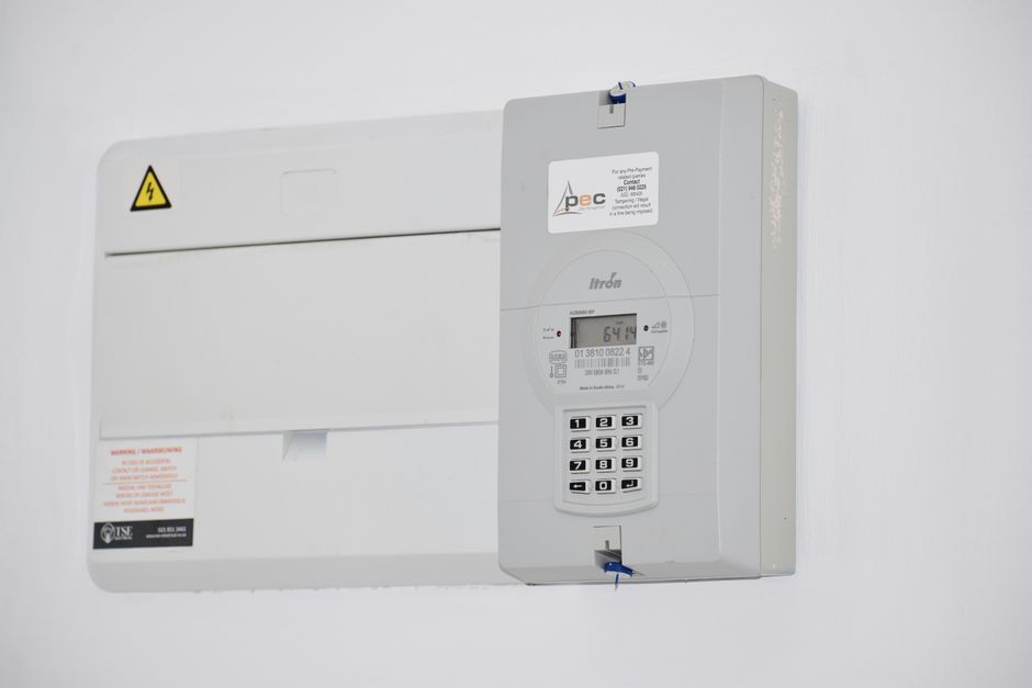足元パネルヒーターの電気代を考えるときにチェックしたい電力メーター