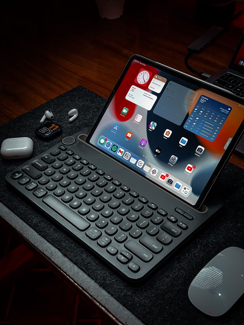 タブレットとBluetoothキーボードを組み合わせた作業スペース