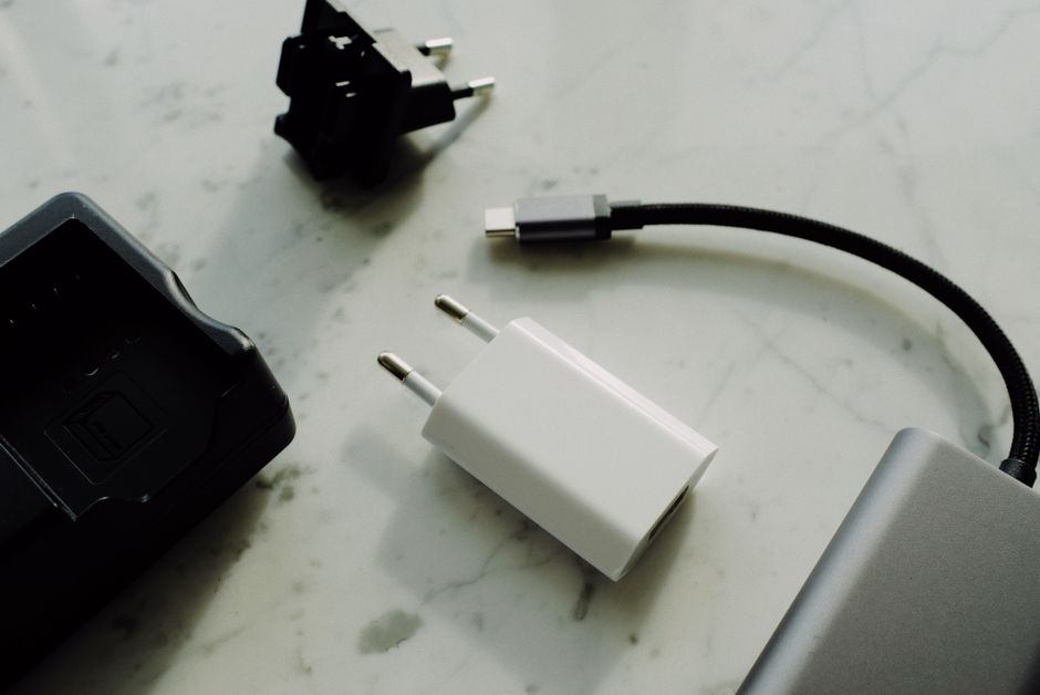 充電器とケーブル、小型のモバイルバッテリーのセット