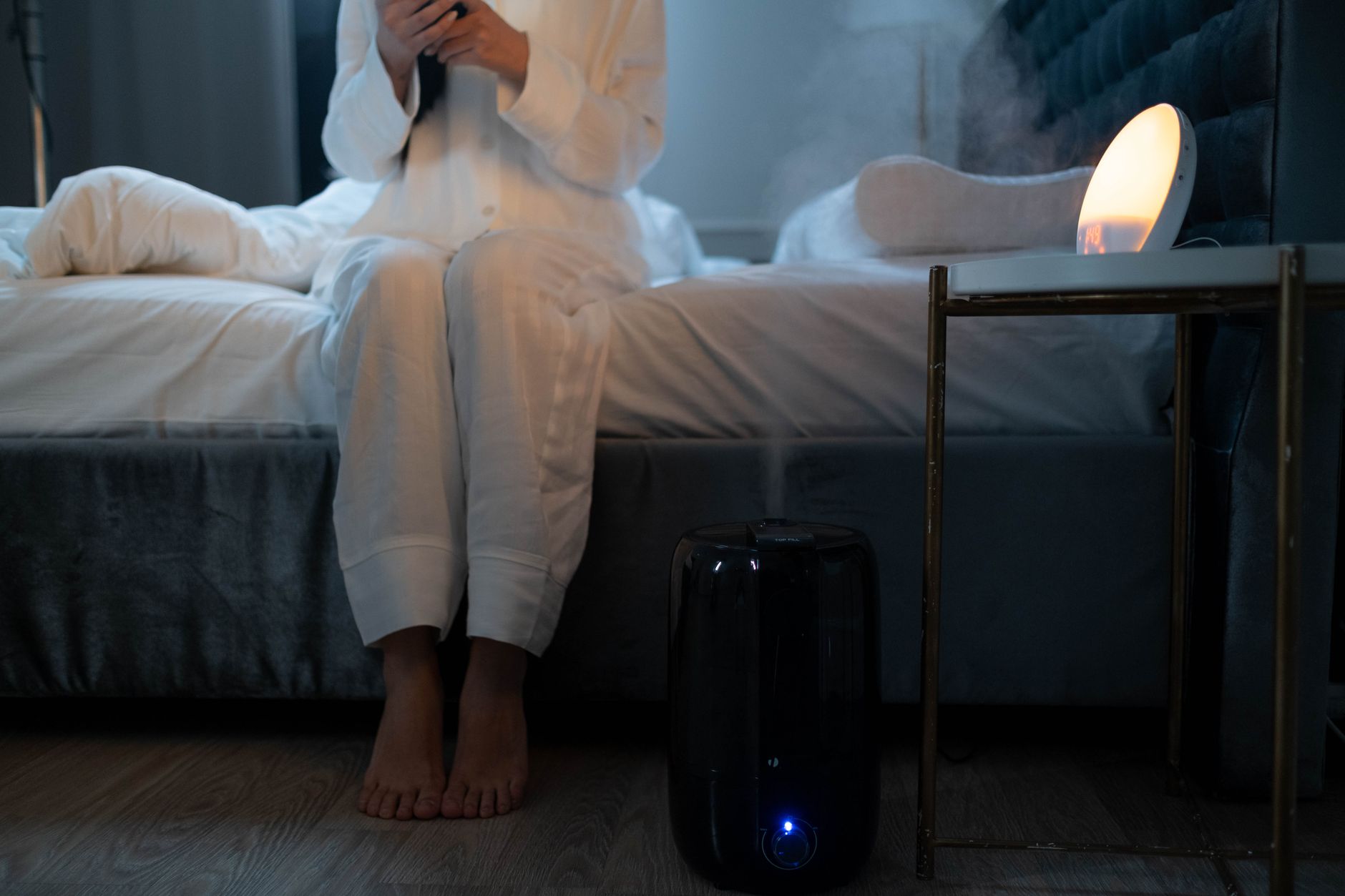 寝室で卓上加湿器のミストが立ちのぼる様子
