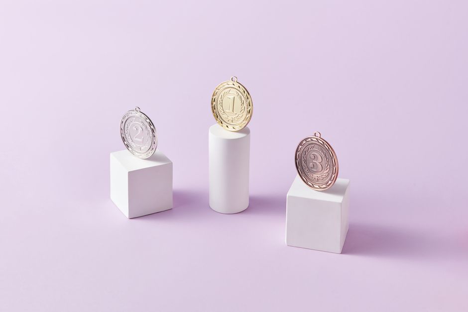1位、2位、3位の賞を象徴するポディウムブロックの上にある3つのメダル。