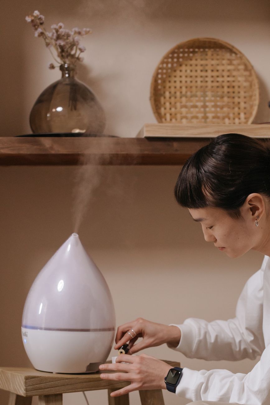 リビングで大容量加湿器の設定を調整する様子