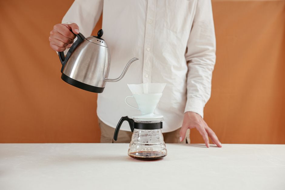 温度調節電気ケトルでハンドドリップコーヒーを淹れる様子