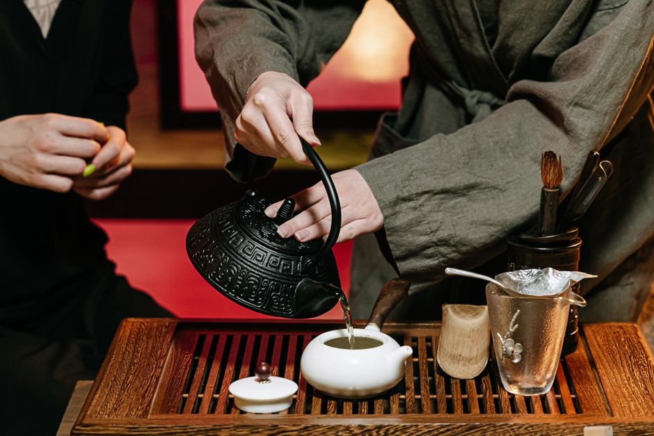 温度調節電気ケトルで適温にしたお湯で緑茶を淹れる様子