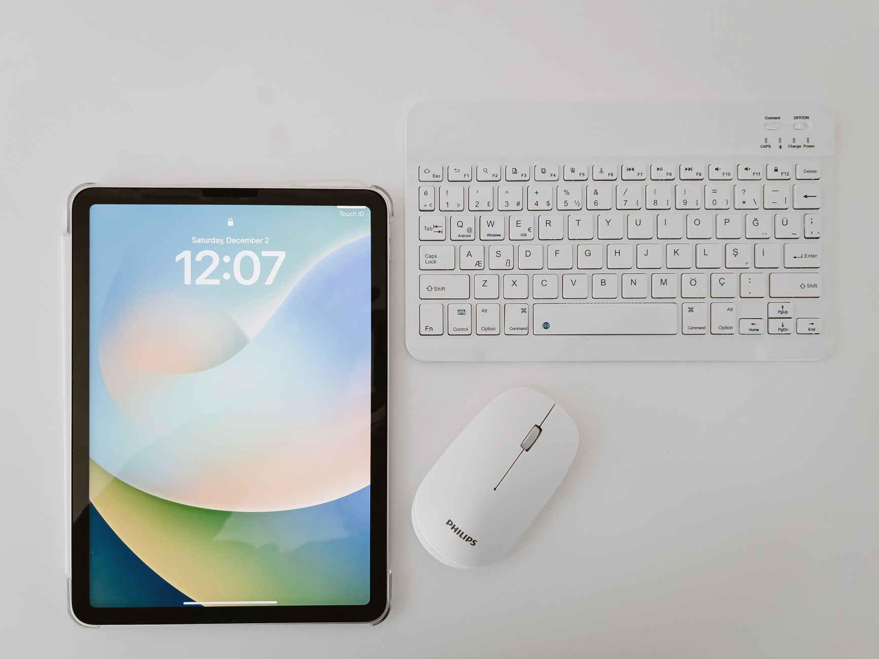 タブレットとワイヤレスキーボードを並べたデスク（折りたたみキーボードのイメージ）