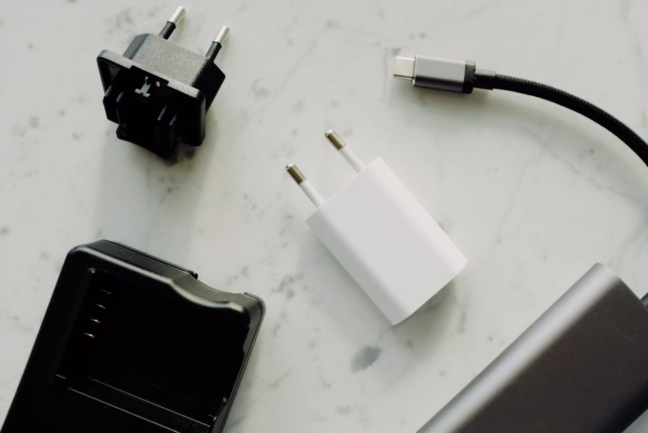 充電式カイロの充電に使うUSB Type-Cケーブルと充電器