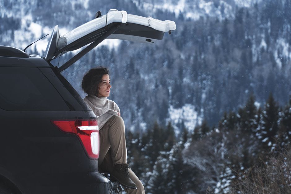 冬の車中泊で電気毛布とポータブル電源を使う雪山の駐車シーン